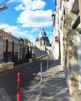 Rue des Jardins Saint Paul au fond rue Charlemagne et église Saint PaulSaint-Louis
